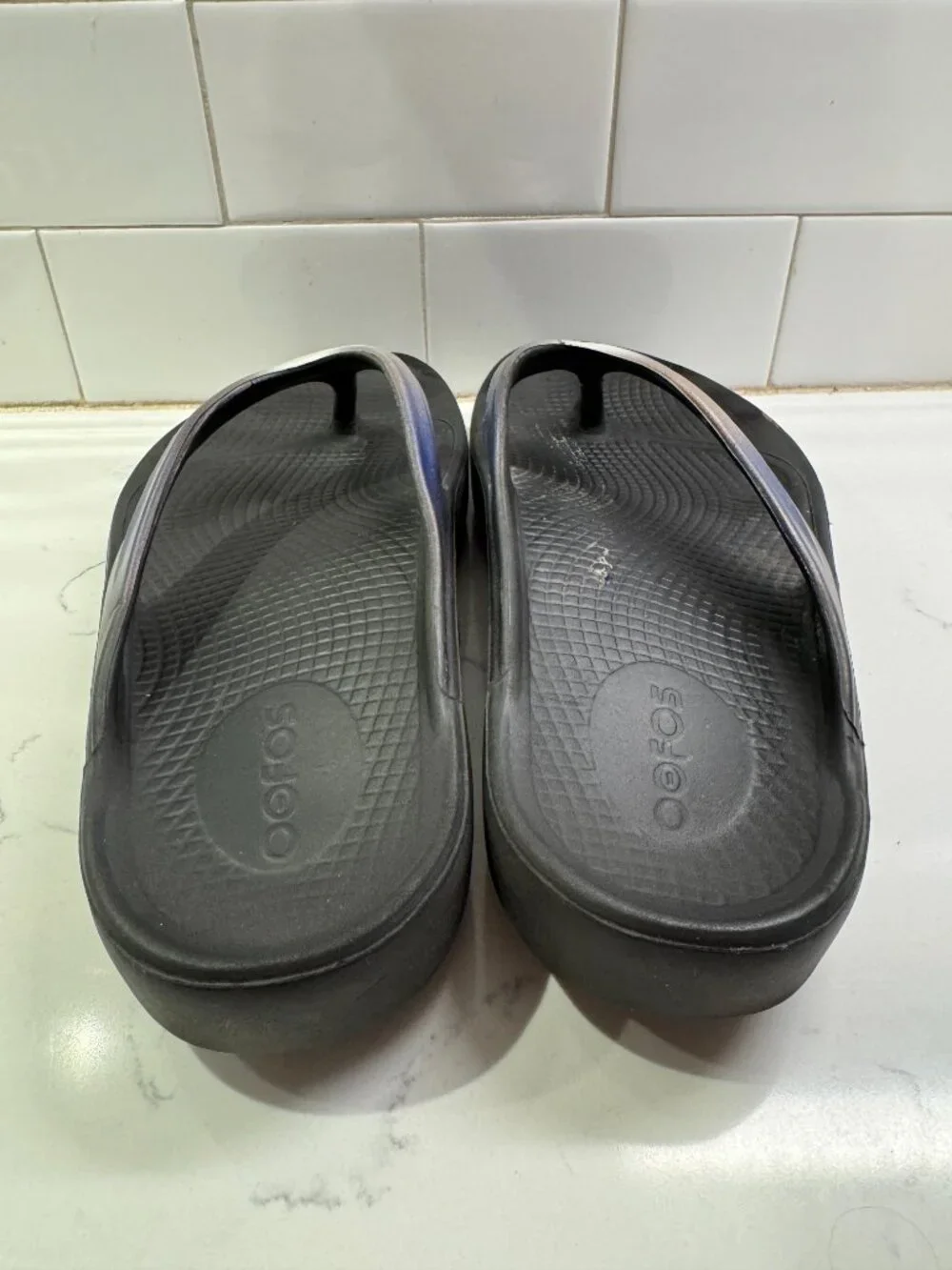 Oofos Recovery Thong Sandals Flip Flops Womens 9 EU39 Black Iridescent Strap